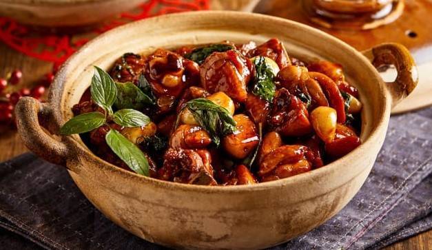 314.Stewed Chicken & Basil Claypot三杯鸡煲